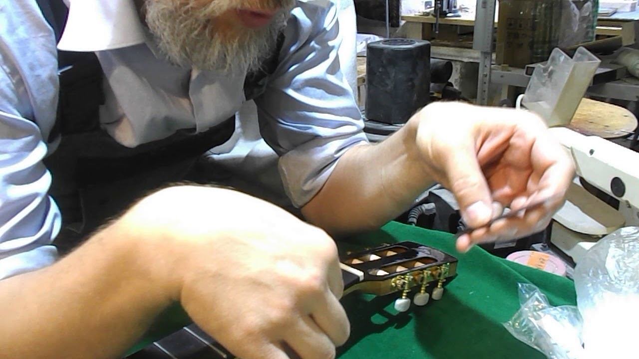 Регулировка верхнего порожка гитары. смотреть онлайн