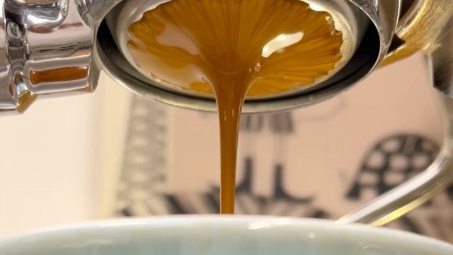 It’s coffee o’clock ... 18g espresso blend 😋 Lelit Bianca + DeLonghi Dedica + Lelit/IMS basket смотреть онлайн