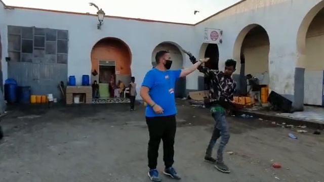 Ταιζουμε γεράκια στην Χαράρ, Αιθιοπία- feeding hawks in Harar, Ethiopia смотреть онлайн