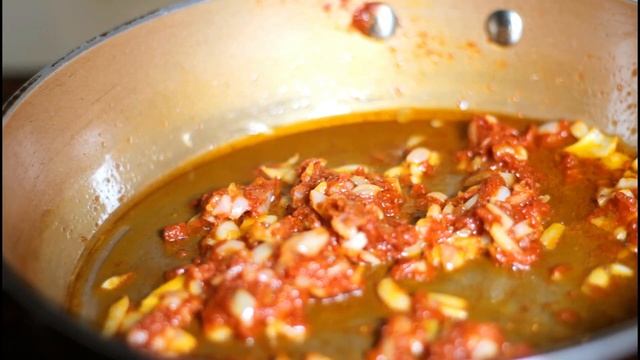 Receta de pasta fusulli con cebolla y pasta de tomate economico y facil(Estilo Turco) смотреть онлайн