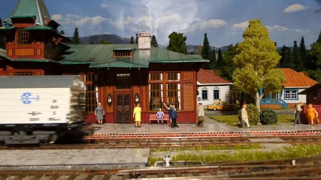 Old diesel locomotive with SZD & DR refrigerator wagons - Piko & Lima D.342 смотреть онлайн