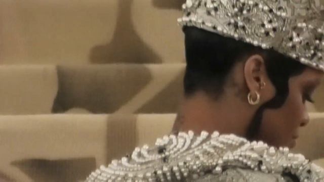 Rihanna at Met Gala 2018 смотреть онлайн