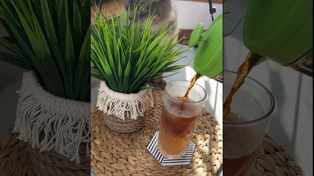 Самый вкусный холодный кофе! Персиковый сок, лед и черный кофе! Можете добавить сироп! смотреть онлайн