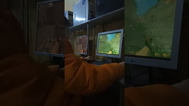 Играем в C.S. 1.6 смотреть онлайн