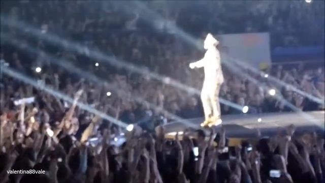 Queen & Adam Lambert - We Are The Champions Milano 10-2-15 смотреть онлайн