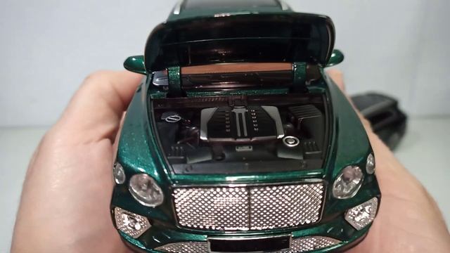 Bentley Bentayga металлическая модель 1:24 NEWAO Toys со звуком и светом.