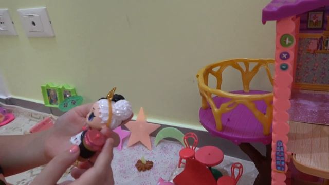 Милли играет с лол в пикник. Лол прилетела в кукольный домик. смотреть онлайн