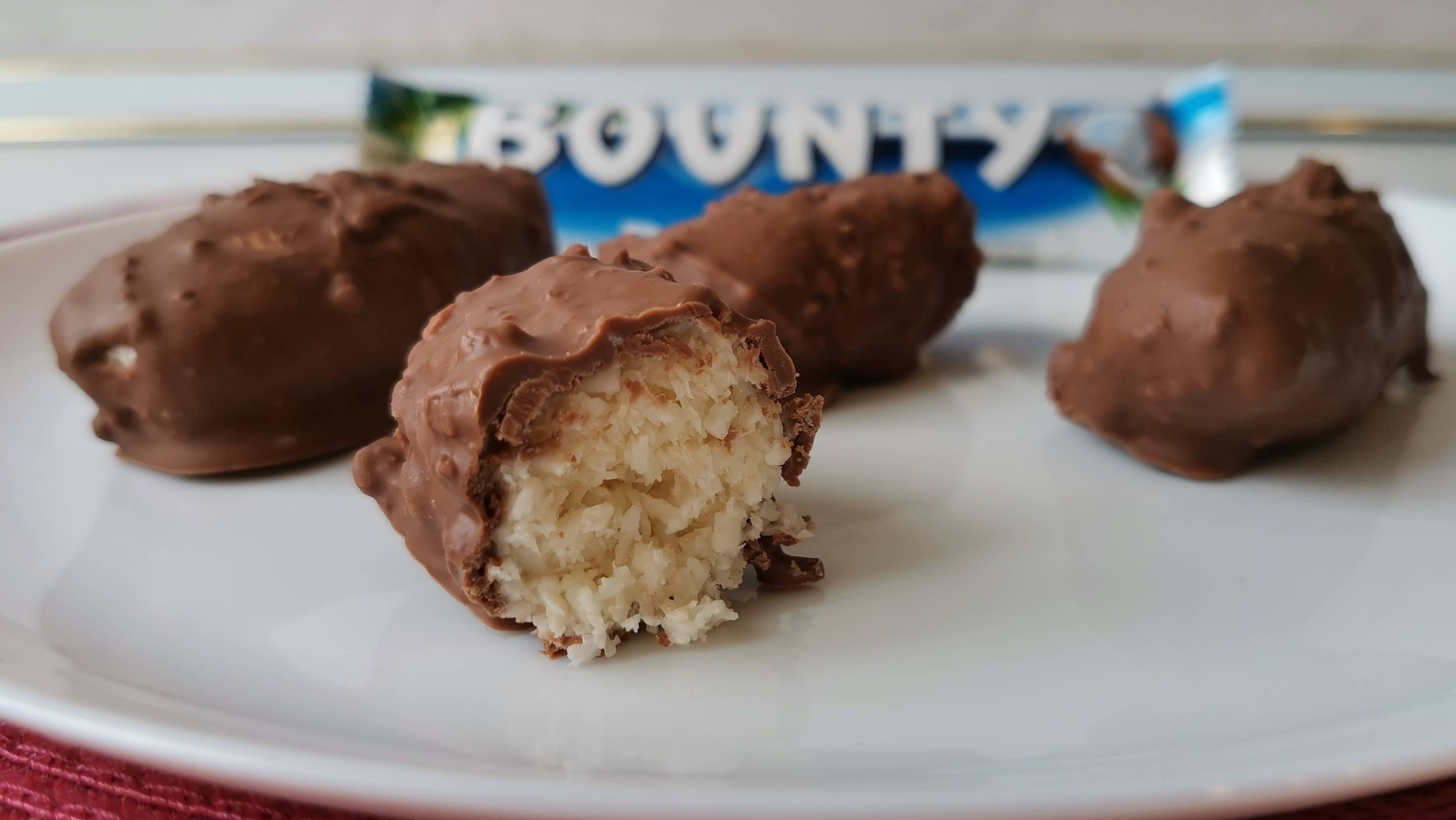 Рецепт домашних конфет БАУНТИ к чаю из 3 ингредиентов. Домашние рецепты сладостей быстро и просто. смотреть онлайн