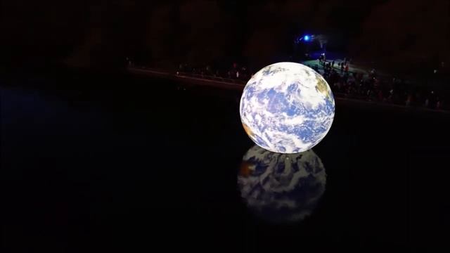 10m diameter "Floating Earth" installation by artist Luke Jerram смотреть онлайн