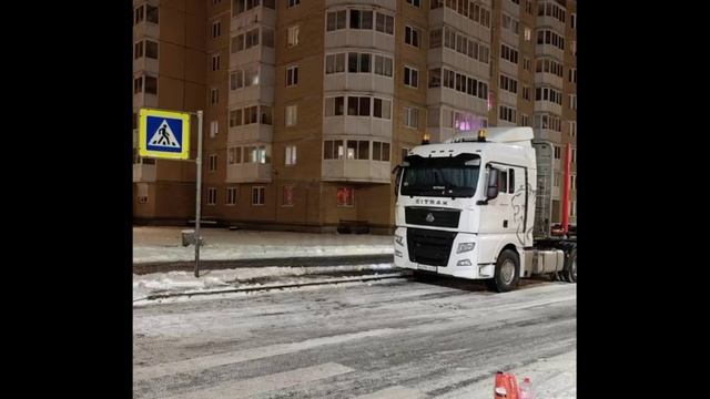 СМЕРТЕЛЬНЫЙ ПЕРЕХОД. Начало января\\грузовики давят\на красный под колёса\без башенные подростки\ смотреть онлайн