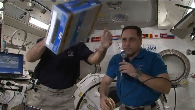 Эффект Джанибекова в невесомости. Эксперимент на МКС [d98e54abae0ac042ee916ecdc16b95b6] [720p]