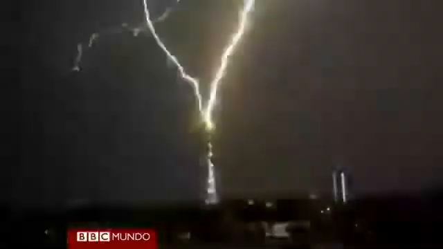 Rayo golpea la torre más alta de San Petersburgo смотреть онлайн