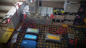 AGM 38 Ач, - 15 лет в работе. КТЦ до 10 5 Вольт, нагрузка 3 Ампера. Ёмкость АКБ.  Рекорд по mOm