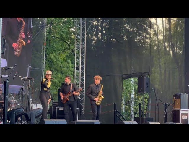 “I don’t need no doctor” смотреть онлайн