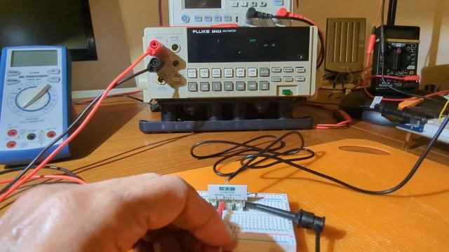 Fluke 8842A multimeter: validating volts AC RMS accuracy using a precision resistor network смотреть онлайн