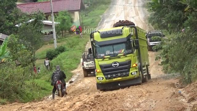 HINO FUSO FAW, DUET DI LINTASAN LUMPUR смотреть онлайн