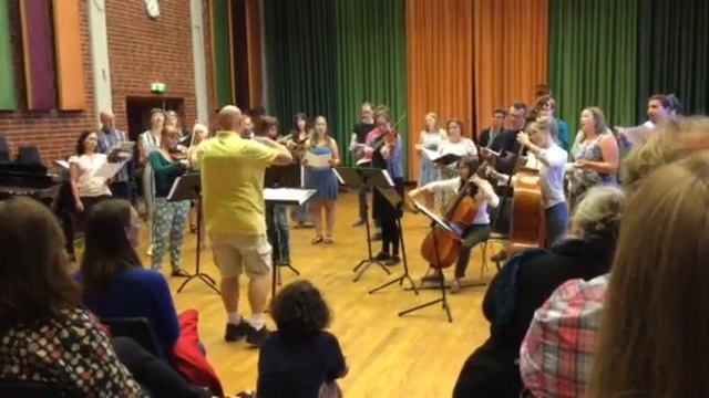 James conducts Eit Barn er fodt i Betlehem смотреть онлайн