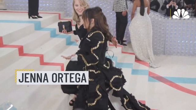 Jenna Ortega Sports Wednesday-Like Dress for Karl Lagerfeld Tribute at Met Gala 2023 смотреть онлайн