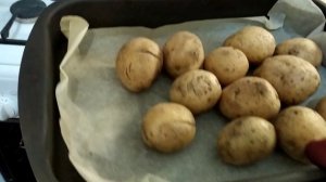 Картошка запеченная  в духовке в кожуре