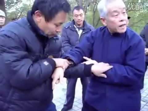 Мастер Ли Чугун, демонстрирует применение Хунчуань
