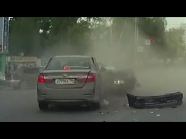 Авария на Мелик-Карамова попала на видеорегистратор смотреть онлайн