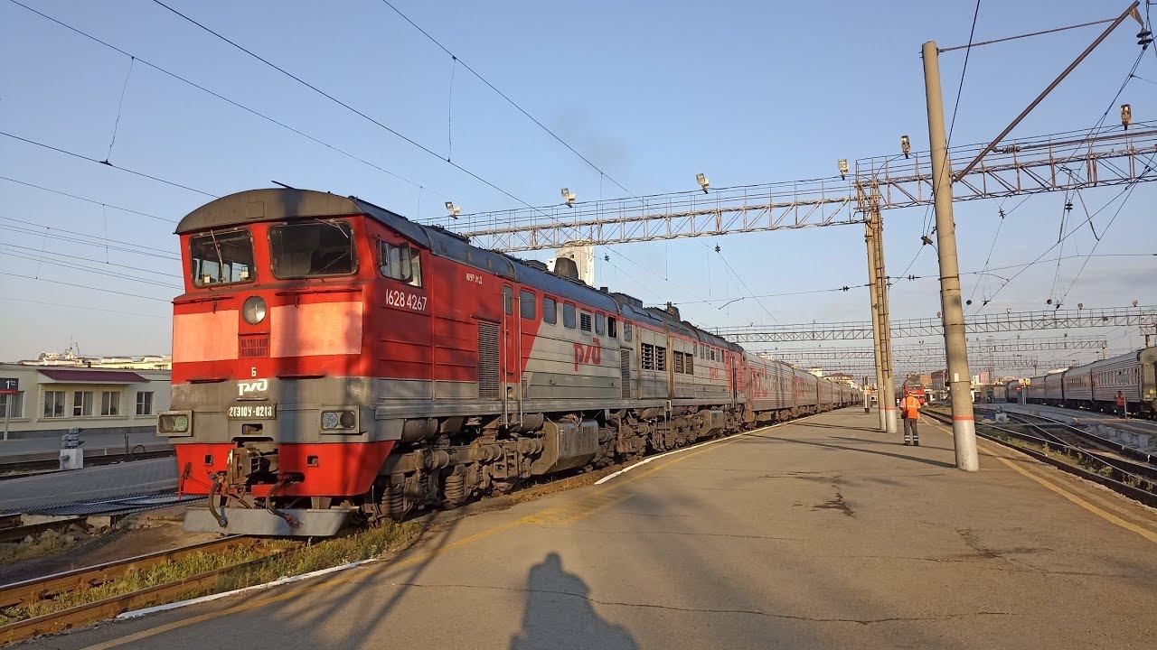 2ТЭ10У-0213 с поездом, станция Екатеринбург-пассажирский