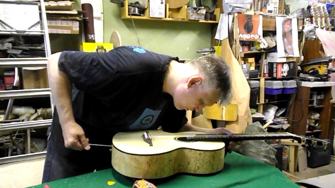 Металлический стержень в корпусе семиструнной гитары смотреть онлайн