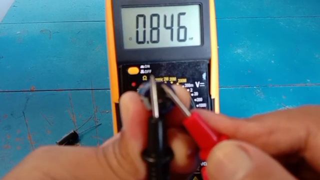 CARA MENGUKUR KAPASITOR MILAR DENGAN MULTIMETER DIGITAL- Tutorial Pemula смотреть онлайн