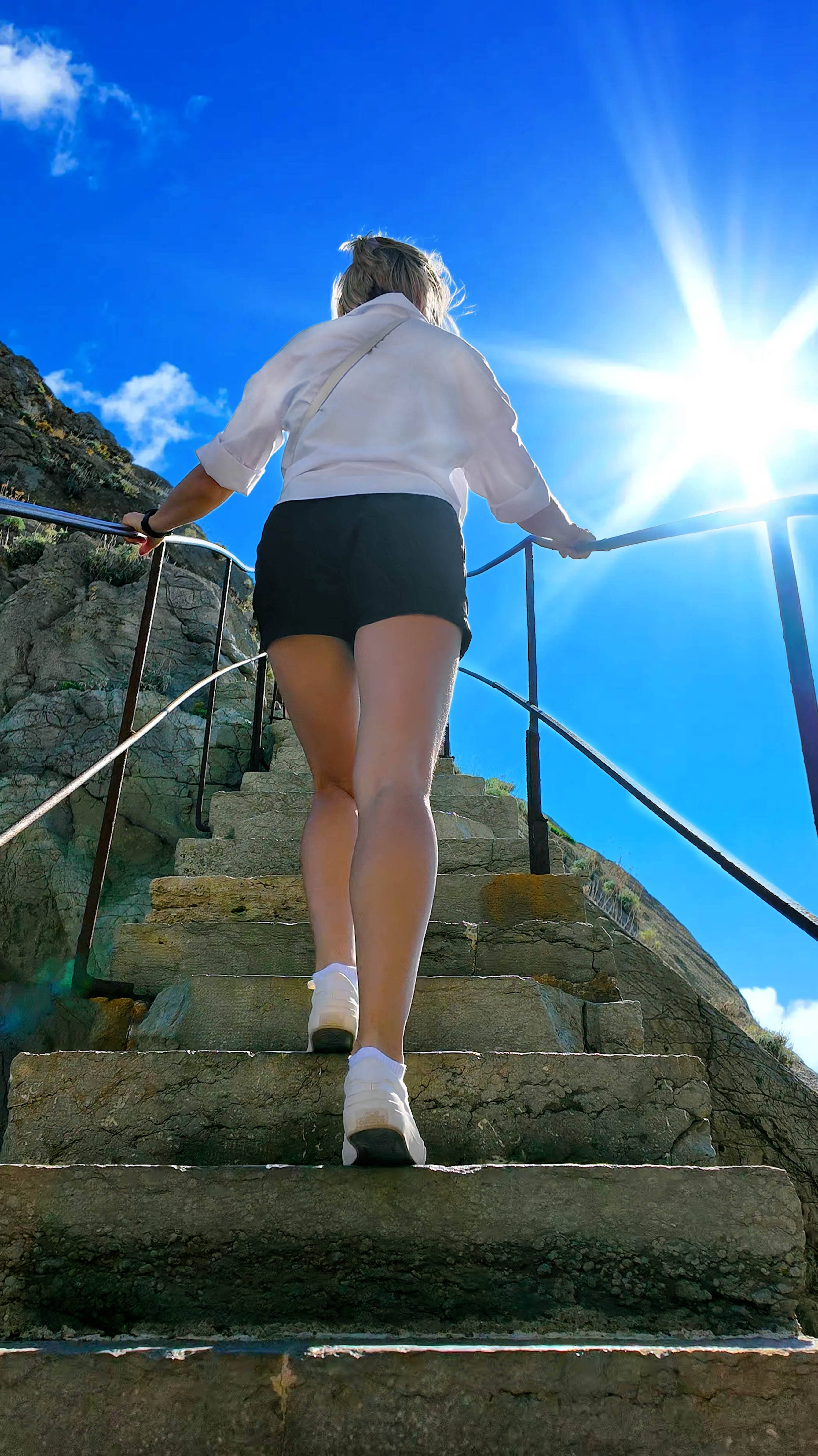 Девушка на скалах смотреть онлайн