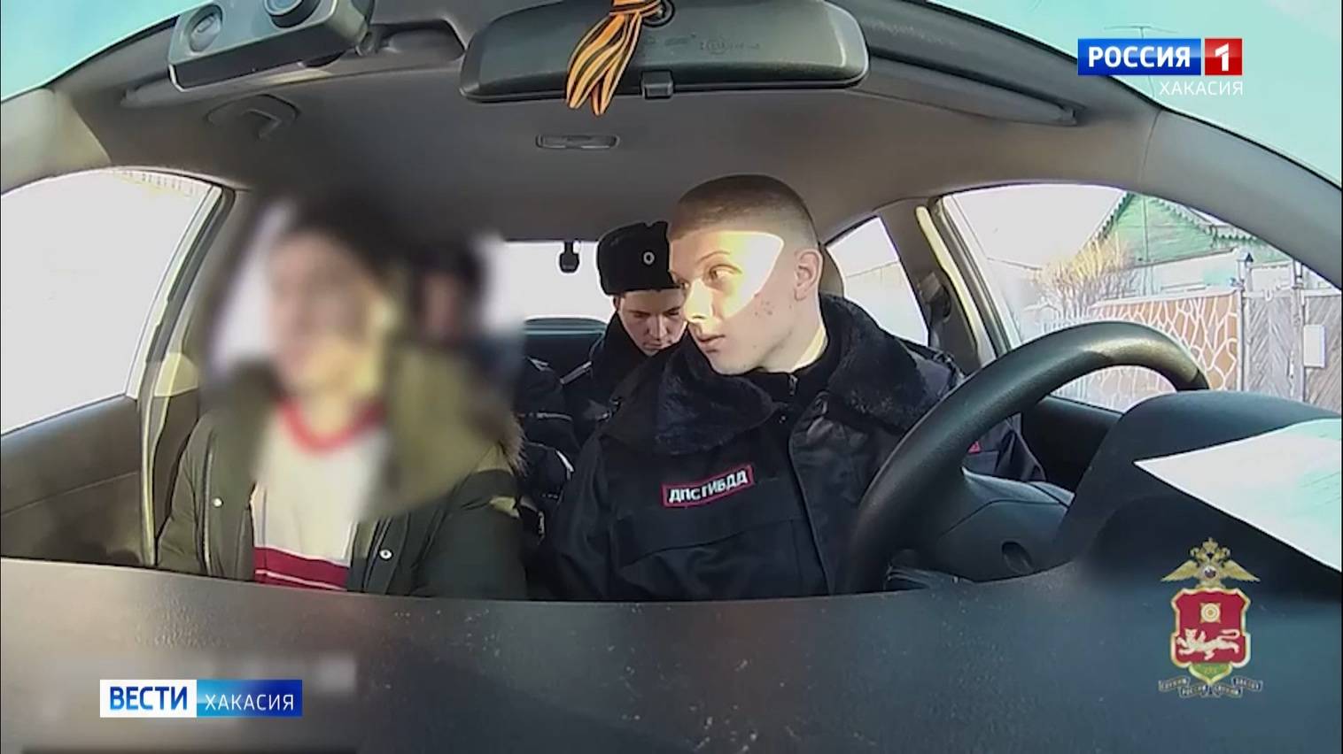 Местные жители помогли убрать с дороги пьяного водителя смотреть онлайн