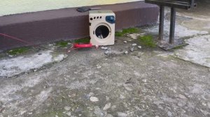 Кидаем камни в игрушечную стиральную машину