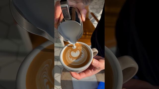 Latte art #coffee #cafe #cappuccino #latteeart #barista #coffeelover #espresso #latte #coffeetime смотреть онлайн