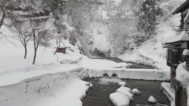 Посещение знаменитой снежной деревни Японии Гинзан Онсэн🇯🇵 смотреть онлайн