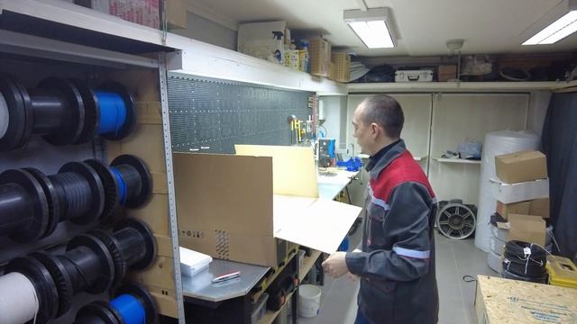 Рабочий день в мастерской электрика | Лайф 1 смотреть онлайн