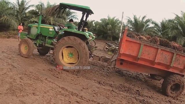 Oily slippery road John Deere Tractor Stuck in Mud Pulled Up By Truck Drivers With Ropes смотреть онлайн