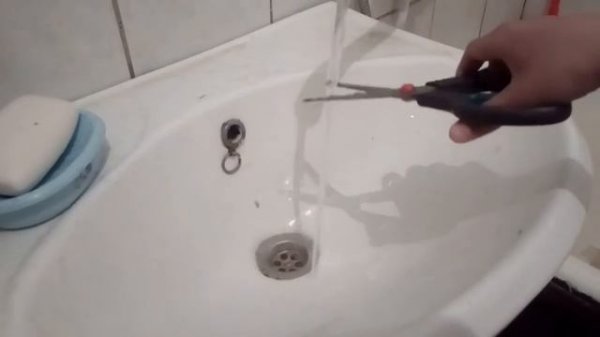 Режу воду ножницами (1 мин)