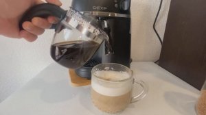 Приготовленный кофе с молоком с помощью Кофеварки рожковой DEXP EM 900