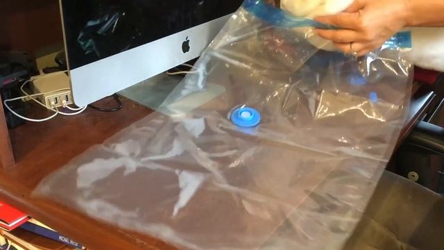Travel Vacuum Storage Bag with Mini Electric Pump смотреть онлайн