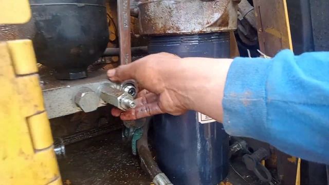 cat d6r all emplement not working due to a clogged-up streaner & a busted directional solenoid valv смотреть онлайн