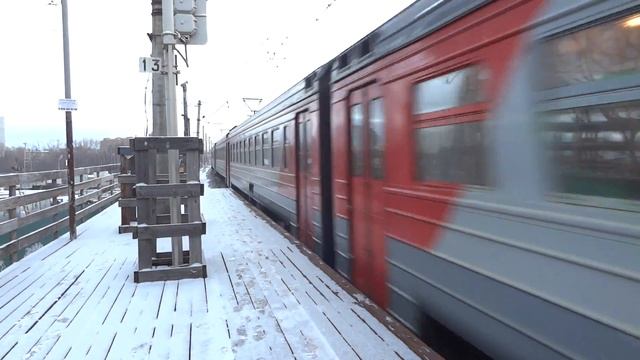 ЭР2Т-7136 с приветливой бригадой следует по перегону Кунцево-1-Одинцово смотреть онлайн