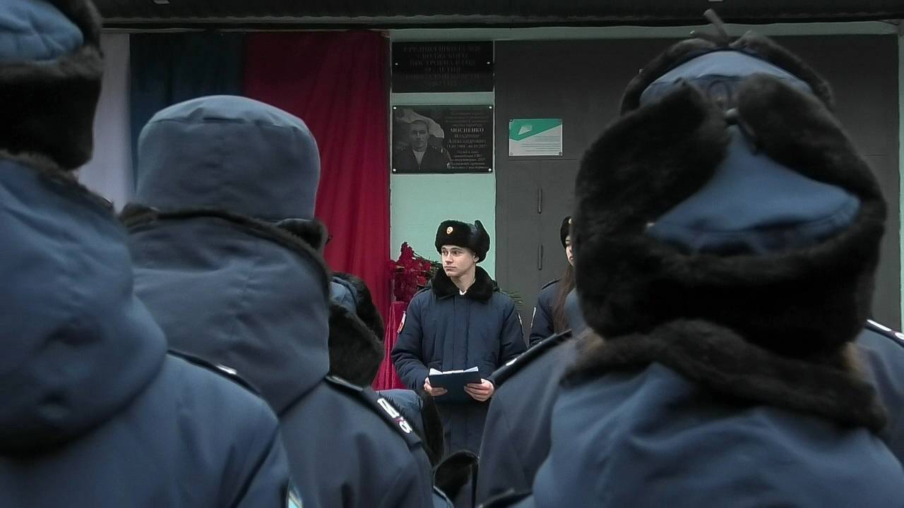 В Волжском увековечили память земляка смотреть онлайн