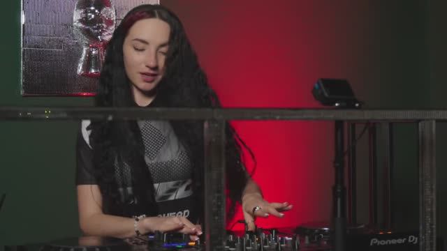 KRISTEN KROFT aka Kris May - KroftCast #04 [Melodic Techno ⧸ Indie Dance Dj Mix 2025] 4k смотреть онлайн