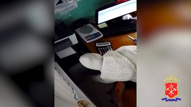 Кемеровские полицейские задержали рецидивистку, которая украла из ломбарда 70 000 рублей смотреть онлайн