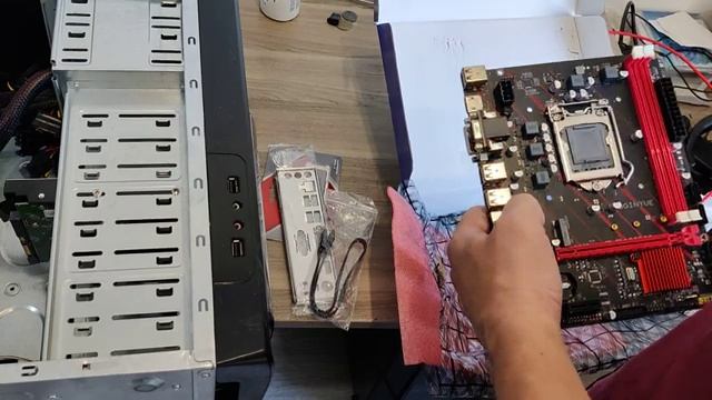 Распаковка, обзор, тестирование материнской платы JGINYUE H61M-G смотреть онлайн