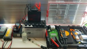 Десульфатация АКБ   FURUKAWA BATTERY  75 Ач.   Долив дистиллированной воды. Снижаю плотность. Заряд