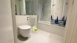 Ребёнок учит малышей пользоваться горшком. Инструкция по применению горшка.