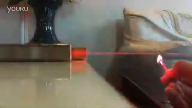 Potente puntatore laser rosso 635 nm che accende fiammiferi смотреть онлайн