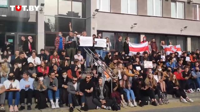 Студенты БГУИР скандируют «Я/Мы Дмитрий Мазуро» смотреть онлайн