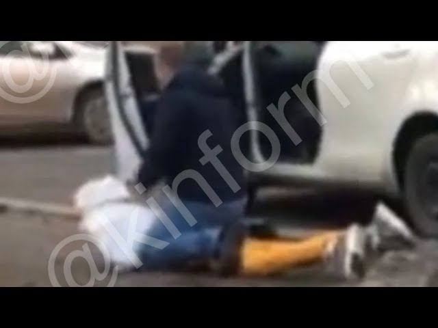 Неизвестный «заломал» девушку на улице смотреть онлайн