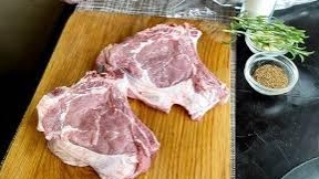 Стейк запечённый в рукаве с розмарином, чесноком и специями. смотреть онлайн